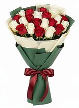 Букет Микс из красных и белых роз в Шахтах