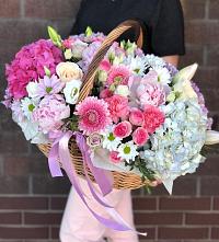 Композиция солнечный день в Шахтах Цветочная композиция из Розы, Хризантемы, Пионы и Лизиантусы в корзине в Шахтах
