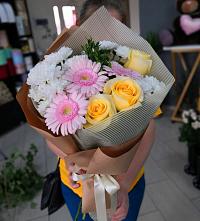 Букет цветов из:  Герберы, Розы и Хризантемы в Шахтах