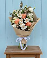 Букет цветов из:  Альстромерии, Лизиантусы, Розы и Хризантемы в Шахтах