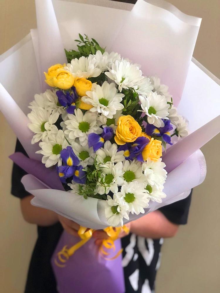 Букет цветов из: Ирисы, Хризантемы и Розы в Шахтах
