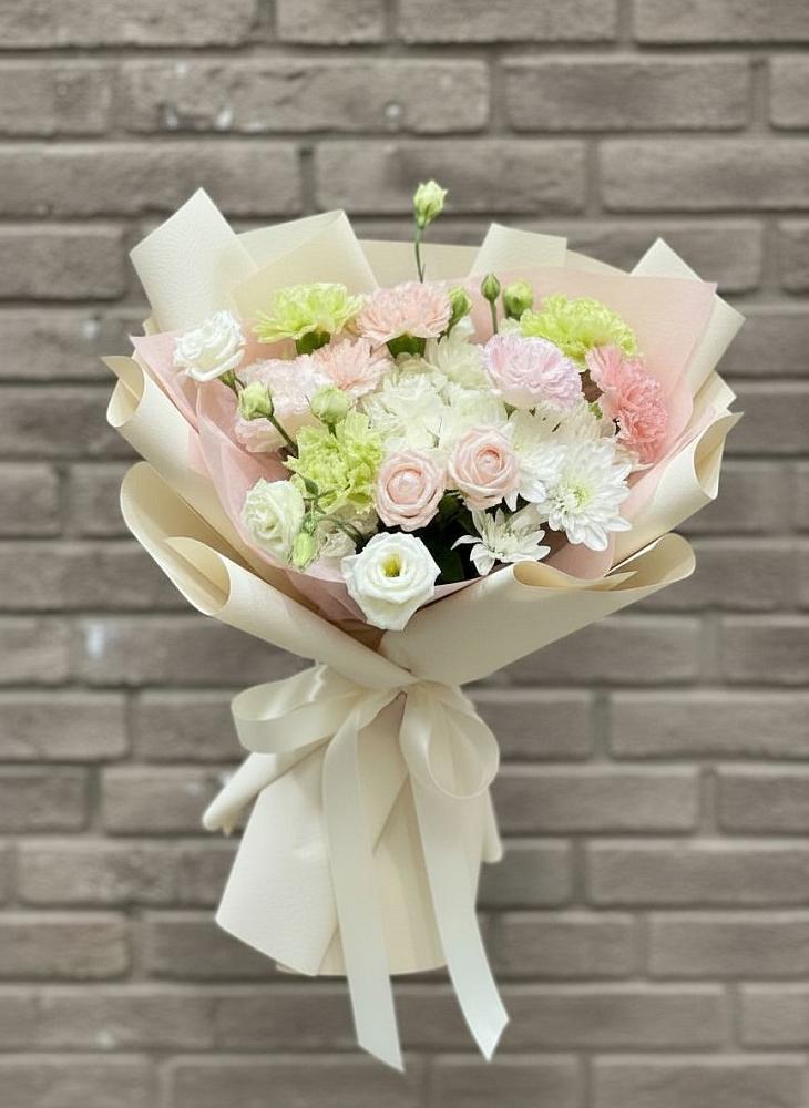 Букет цветов из: Гвоздики, Розы, Лизиантусы и Хризантемы в Шахтах