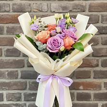 Букет цветов из:  Лизиантусы и Розы в Шахтах