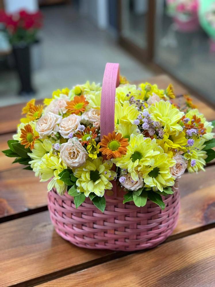 Цветочная композиция из Хризантемы и Розы в корзине в Шахтах