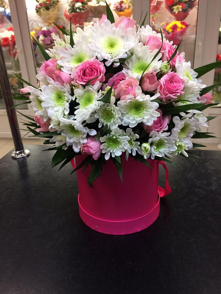 Цветочная композиция из Розы и Хризантемы в шляпной коробке в Шахтах