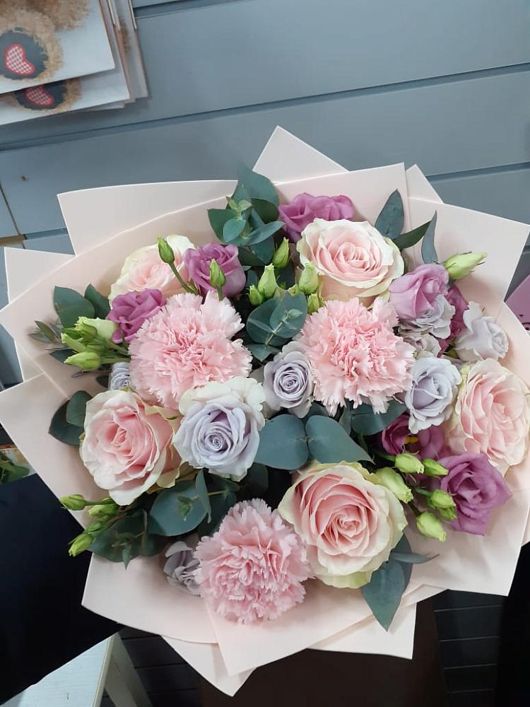 Букет цветов из: Розы, Гвоздики и Лизиантусы в Шахтах