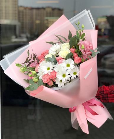 Букет цветов из: Розы, Лизиантусы и Хризантемы в Шахтах
