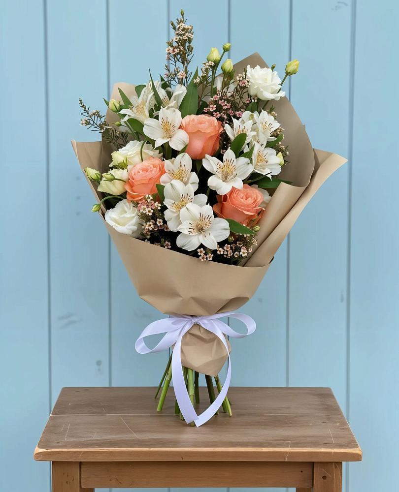 Букет цветов из: Альстромерии, Лизиантусы, Розы и Хризантемы в Шахтах